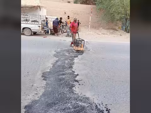 مكتب الأشغال العامة والطرق بمديرية القطن ينفذ أعمال إصلاحات في عدد من الطرق والشوارع العامة