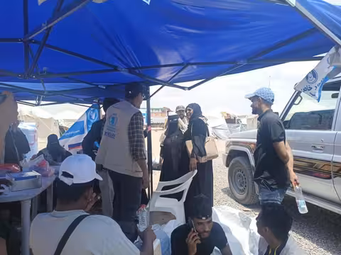 «سند وتكافل» تتفقد أوضاع نازحي الساحل التهامي في عدن وتقدم مساعدات نقدية لـ400 أسرة