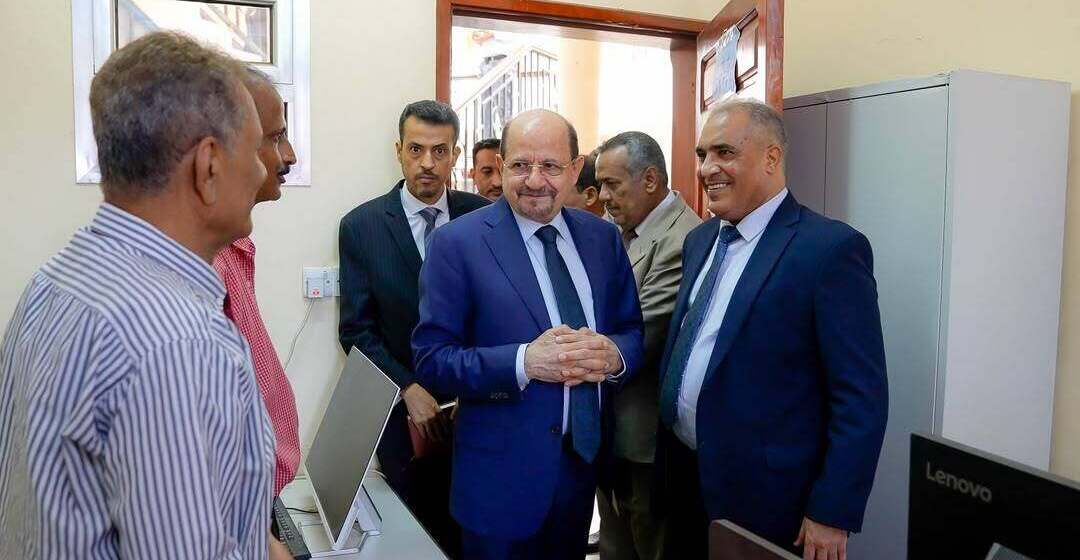 رئيس الوزراء يزور وزارة التربية والتعليم ويوجه بتعزيز الأداء واستيعاب الطلاب النازحين