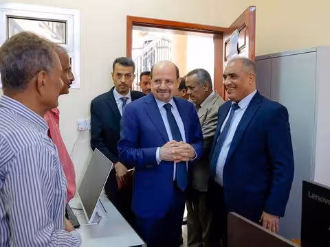 رئيس الوزراء يزور وزارة التربية والتعليم ويوجه بتعزيز الأداء واستيعاب الطلاب النازحين