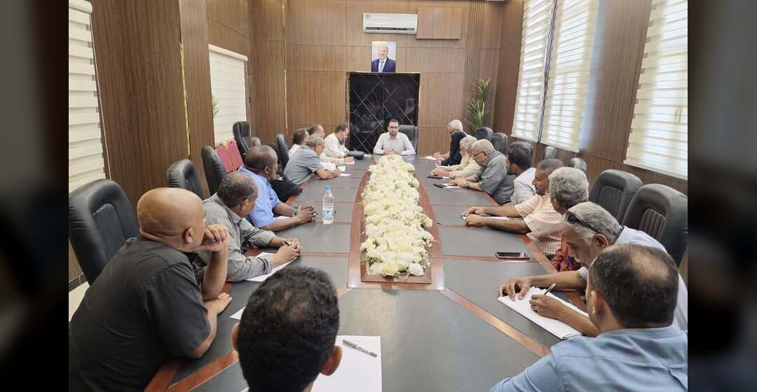 وزير الخدمة المدنية يترأس اجتماعاً موسعاً لمناقشة حزمة من الإنجازات والخطط التطويرية بالوزارة