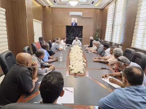 وزير الخدمة المدنية يترأس اجتماعاً موسعاً لمناقشة حزمة من الإنجازات والخطط التطويرية بالوزارة
