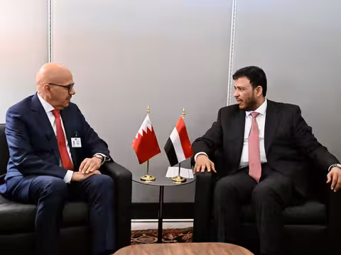 الدكتور عبدالله العليمي يبحث مع وزير الخارجية البحريني العلاقات الثنائية والتطورات الإقليمية