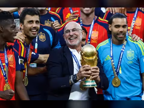 الاتحاد الإسباني لكرة القدم يمدد عقد مدرب المنتخب الأول دي لا فوينتي حتى 2032