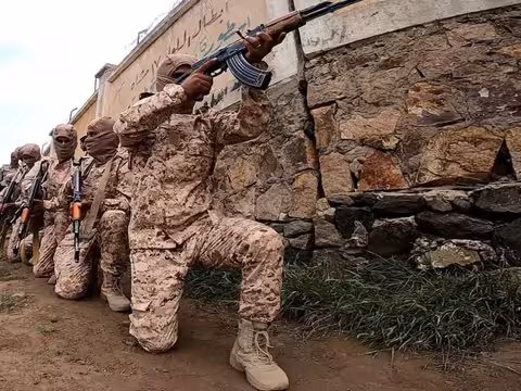 تصعيد واسع في تعز.. 80 قتيلاً و20 غارة جوية وفتح 56 جبهة قتال