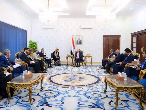 رئيس الوزراء: تهديدات الحوثيين عابرة للحدود وتتطلب موقفاً دولياً صارماً لردعها واستعادة الدولة