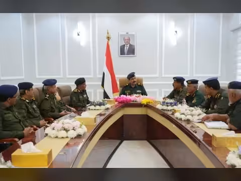 وزير الداخلية يوجه برفع اليقظة الأمنية وتأمين المناطق المحررة لمواجهة تهديدات الحوثيين