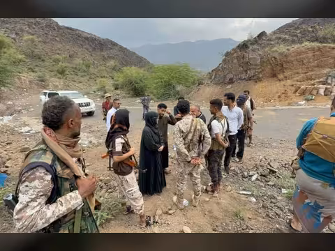 وزيرة الشؤون القانونية تزور جبهتي الكدحة وبني بكاري في محافظة تعز