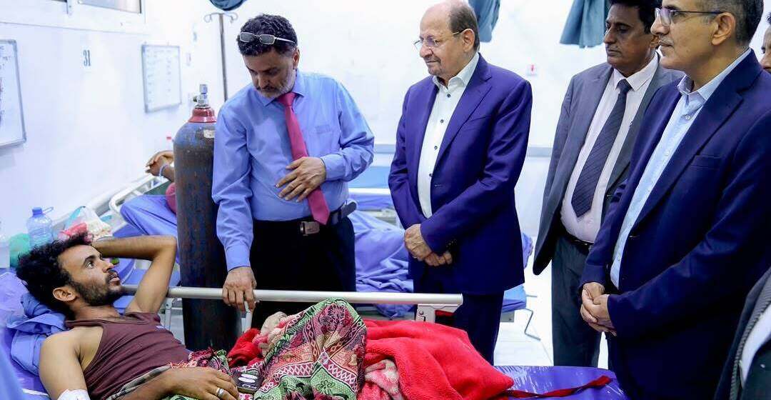 رئيس الوزراء يتفقد أوضاع الجرحى الابطال في مستشفى عبود العسكري بعدن ويؤكد ان تضحياتهم لن تذهب هدرا