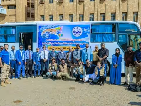 وزير النقل ورئيس جامعة عدن يدشنان مشروع النقل الجماعي المجاني لطلاب جامعة عدن