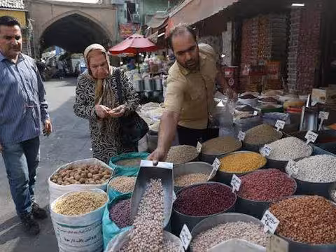 الإيرانيون يرزحون تحت وطأة التكاليف المتصاعدة لحرب مستمرة منذ 7 أشهر