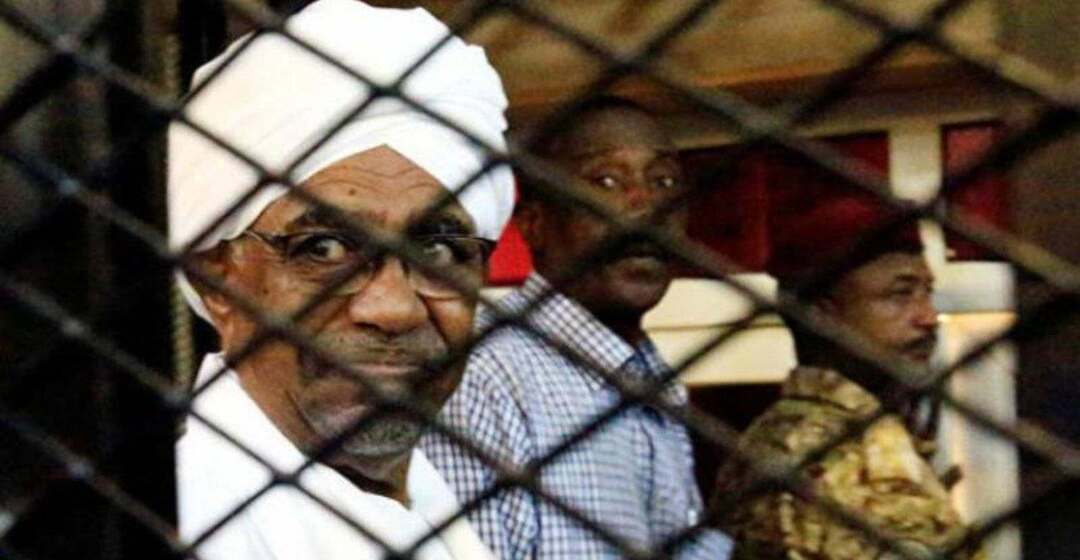 نقل الرئيس السوداني السابق إلى مستشفى بالخرطوم ومزاعم عن ترتيبات لسفره