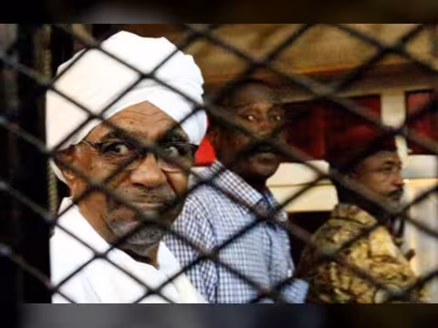 نقل الرئيس السوداني السابق إلى مستشفى بالخرطوم ومزاعم عن ترتيبات لسفره
