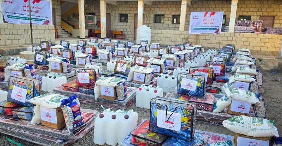 الخلية الإنسانية لدرع الوطن توزع مساعدات عاجلة للنازحين في المضاربة ورأس العارة