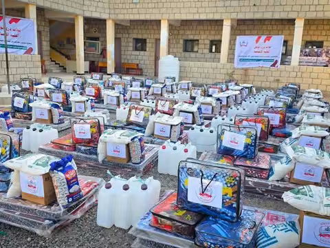 الخلية الإنسانية لدرع الوطن توزع مساعدات عاجلة للنازحين في المضاربة ورأس العارة