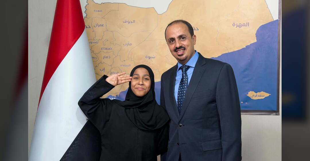 وزير الإعلام يلتقي الطفلة فاطمة ويشيد بأداء المنتخب الوطني في خليجي 27
