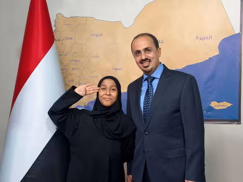 وزير الإعلام يلتقي الطفلة فاطمة ويشيد بأداء المنتخب الوطني في خليجي 27