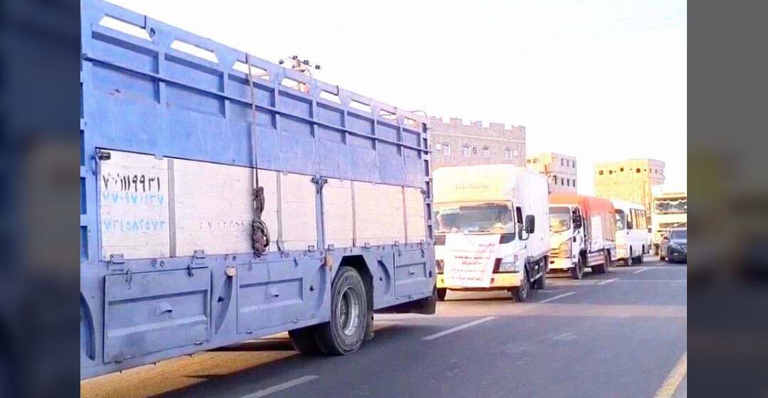 السلطة المحلية بلحج تسيِّر أولى القوافل الغذائية العاجلة إلى المقاتلين والأُسَر المتضرِّرة من القصف الحوثي