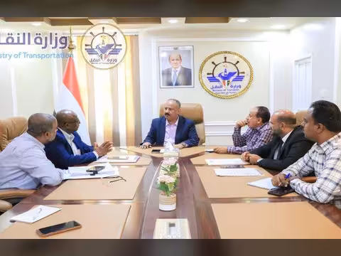 وزير النقل يناقش اوضاع ومستوى جاهزية مؤسسة موانئ البحر العربي وهيئة الشؤون البحرية بالمكلا