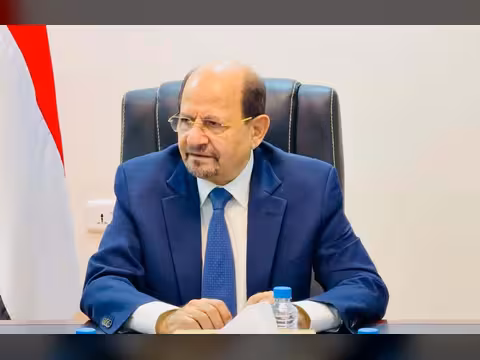 رئيس الوزراء يتابع مع قيادات عسكرية وميدانية تطورات "فجر اليمن"