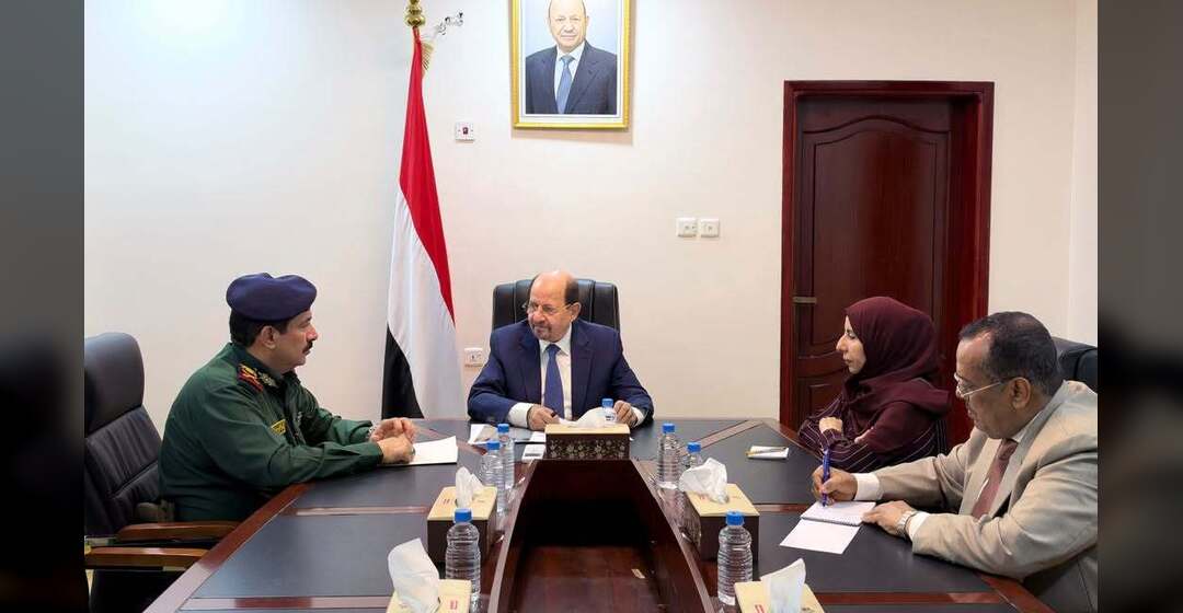 رئيس الوزراء يعقد اجتماع في عدن لمناقشة مستجدات عملية "فجر اليمن" وتعزيز جاهزية أجهزة الدولة الأمنية والسياسية