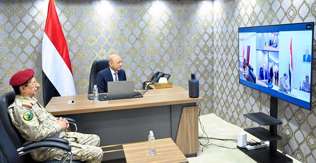 رئيس مجلس القيادة يتابع مستجدات عملية "فجر اليمن" ويشيد بانتصارات القوات المسلحة والإسناد الشامل
