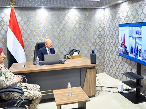 رئيس مجلس القيادة يتابع مستجدات عملية "فجر اليمن" ويشيد بانتصارات القوات المسلحة والإسناد الشامل