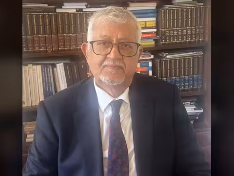 لماذا يبقي الحوثي عدن في مرمى أحقاده؟.. ياسين سعيد نعمان يجيب