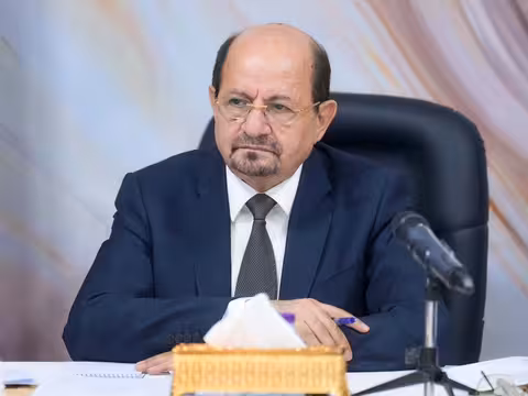 رئيس الوزراء: قصف معاشيق امتداد لسلوك الحوثي الإجرامي ولن يثنينا عن معركة "فجر اليمن"