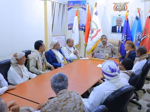 رئيس هيئة الأركان يؤكد أهمية توحيد الجهود وتعزيز دور المقاومة الشعبية في إسناد القوات المسلحة