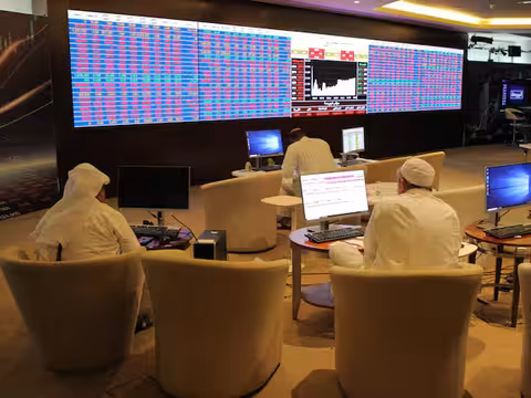 الحذر يسود بورصات الخليج وأسهم السعودية تغلق على تراجع