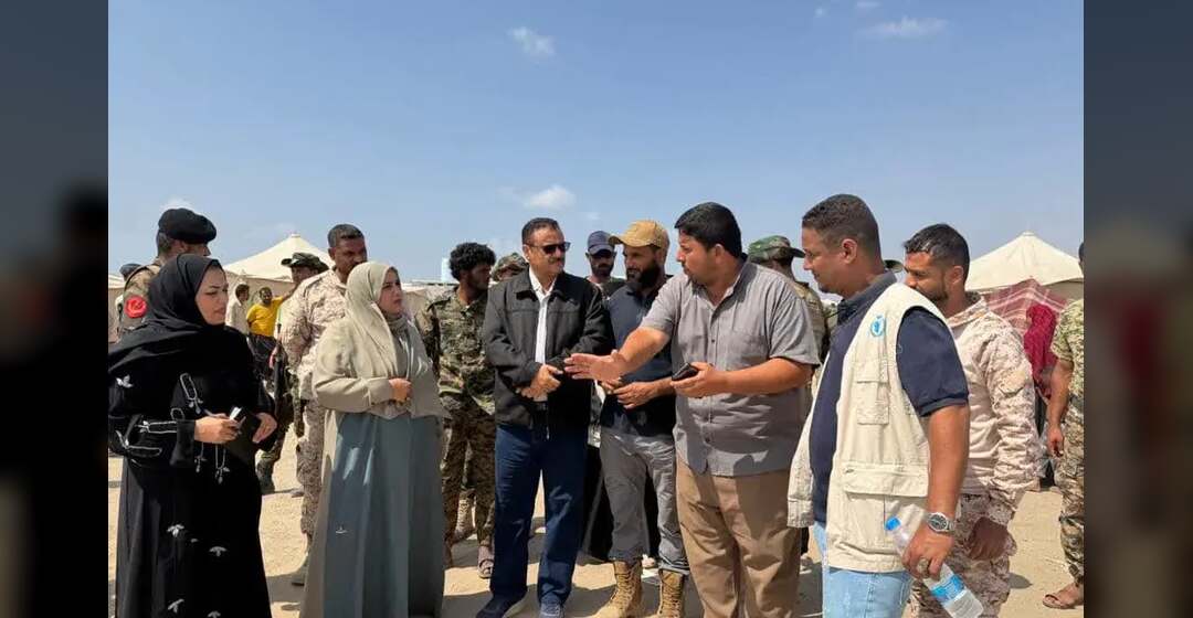 وزيرة الدولة لشؤون المرأة تتفقد أوضاع النازحين في مخيم الفردوس بعدن