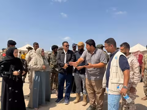 وزيرة الدولة لشؤون المرأة تتفقد أوضاع النازحين في مخيم الفردوس بعدن