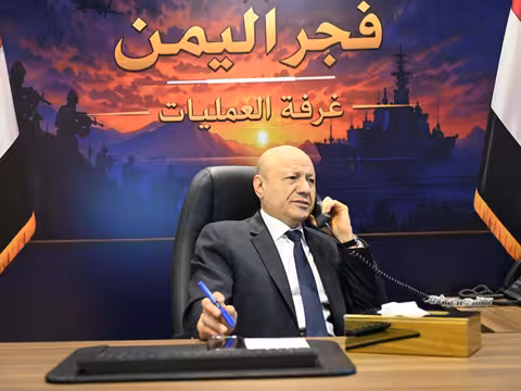 رئيس مجلس القيادة يطمئن على عضوي المجلس المحرمي والصبيحي ورئيس الوزراء إثر الهجوم الإرهابي على قصر معاشيق ويتابع مستجدات "فجر اليمن"