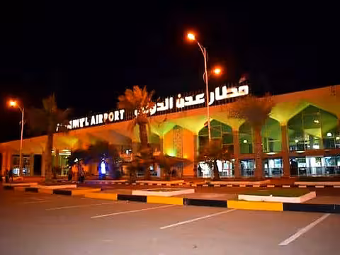 مصادر: انفجارات عدن ناتجة عن صواريخ حوثية سقطت بمحيط مطار عدن ولا ضحايا