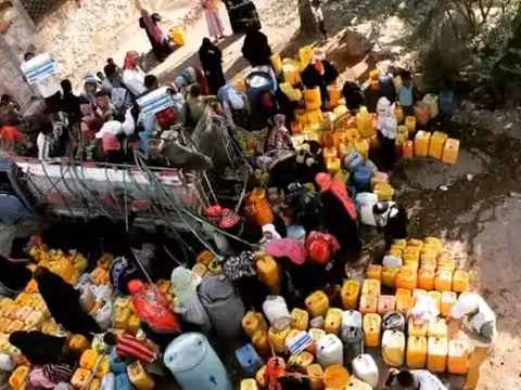 تصعيد حوثي يفاقم أزمة المياه في تعز ويمنع دخول الصهاريج الى الاهالي