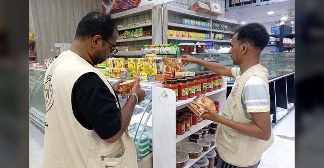 مكتب الصناعة والتجارة بساحل حضرموت يضبط مواد منتهية الصلاحية بالمكلا
