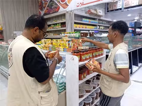 مكتب الصناعة والتجارة بساحل حضرموت يضبط مواد منتهية الصلاحية بالمكلا