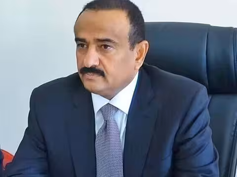 محافظ شبوة يوجه بصرف أراضٍ سكنية لأسر شهداء الجريمة الحوثية بحق مستجدي الأمن