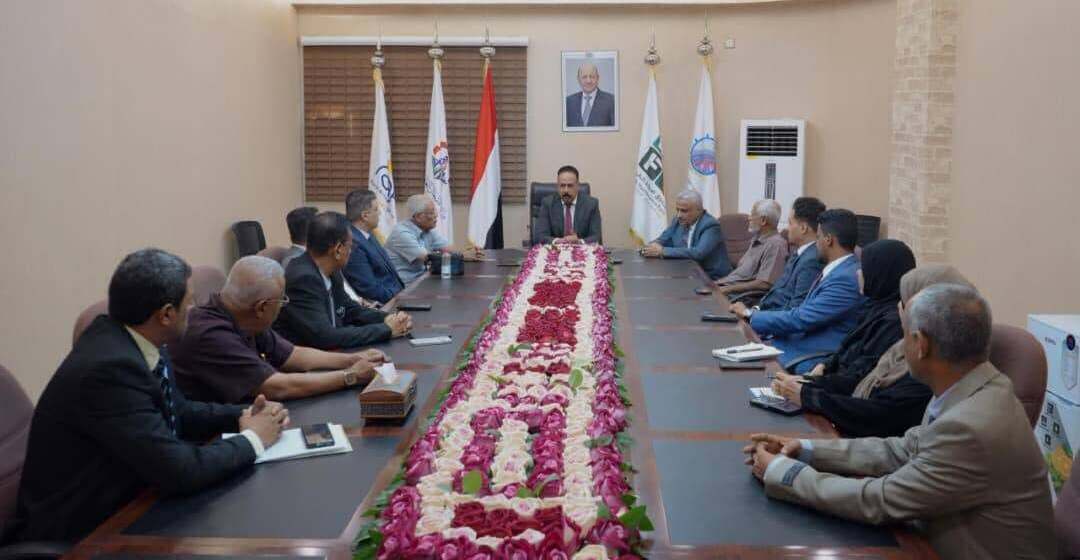وزير الأشغال يوقع خمسة عقود لصيانة وإعادة تأهيل طرق حيوية في أربع محافظات