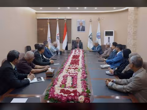 وزير الأشغال يوقع خمسة عقود لصيانة وإعادة تأهيل طرق حيوية في أربع محافظات