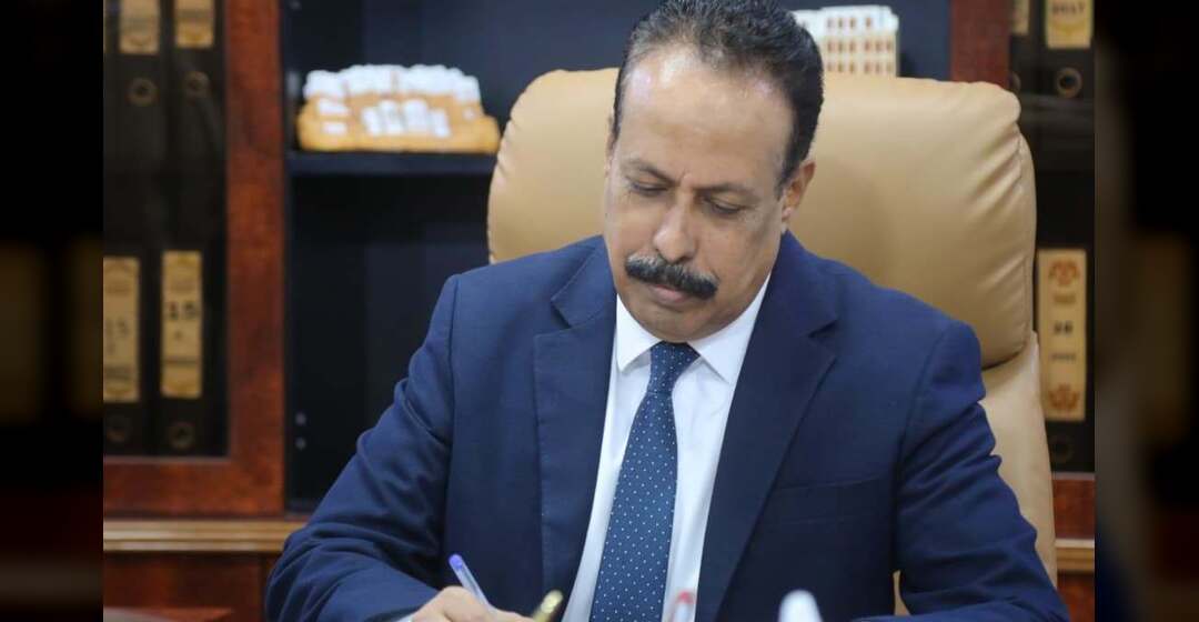 وزير الأشغال يوجّه بتقييم أضرار عبّارة هيجة العبد المستهدفة من قبل الحوثيين وإصلاحها بشكل عاجل
