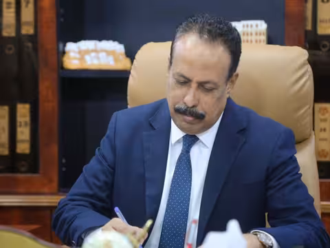 وزير الأشغال يوجّه بتقييم أضرار عبّارة هيجة العبد المستهدفة من قبل الحوثيين وإصلاحها بشكل عاجل