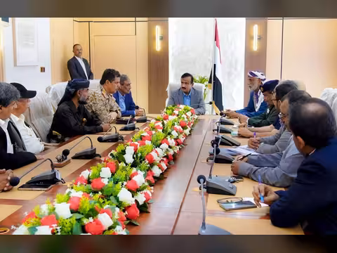 محافظ شبوة يشيد بالتضامن الوطني مع المحافظة ويؤكد جاهزية إسناد الجبهات ضد الإرهاب الحوثي