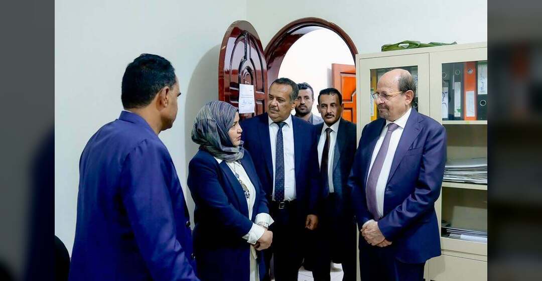 رئيس الوزراء يؤكد اهمية دور وزارة الشؤون القانونية في إعداد ملفات جرائم مليشيات الحوثي