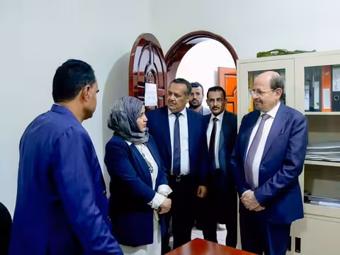 رئيس الوزراء يؤكد اهمية دور وزارة الشؤون القانونية في إعداد ملفات جرائم مليشيات الحوثي