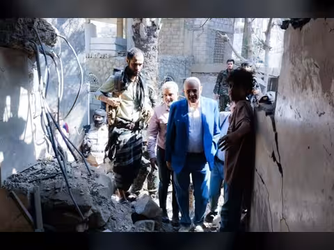 محافظ تعز يزور جرحى القصف الحوثي ويوجه بإعادة بناء منزل أسرة متضررة وإيوائها