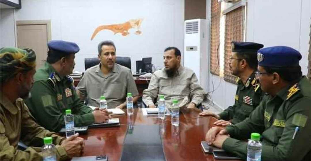 محافظا عدن ولحج يناقشان مع وزارة الداخلية تعزيز الأمن والتصدي للمخططات الحوثية الإرهابية