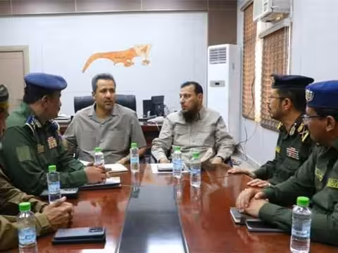 محافظا عدن ولحج يناقشان مع وزارة الداخلية تعزيز الأمن والتصدي للمخططات الحوثية الإرهابية