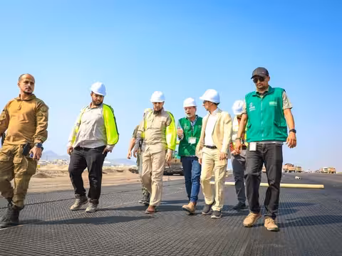محافظ عدن يتفقد سير أعمال المرحلة الثالثة من مشروع تأهيل مطار عدن الدولي